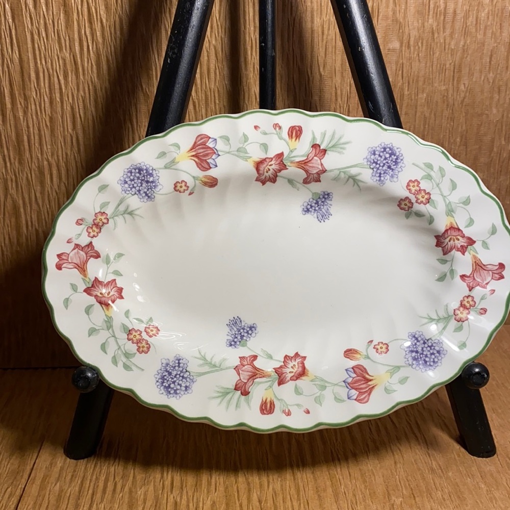 Emily by Churchill Relish / Gravy Under Plate